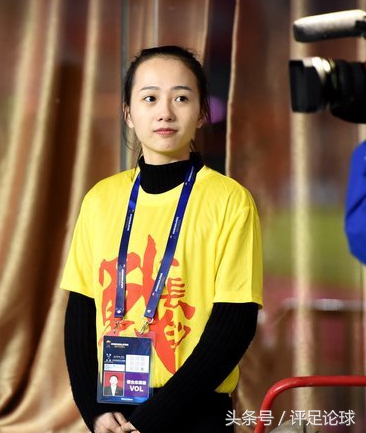 世预赛中韩对决今晚开战赛前美女记者场内嘟嘴卖萌自拍