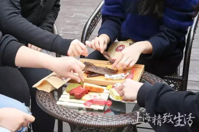 她用只卖7天的芝士条征服明星，如今带着纯手工的磅蛋糕降临魔都