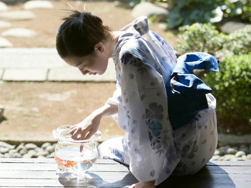 日本妇女背上的小枕头有什么用,日本女人后背小枕头有啥用