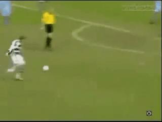 足球搞笑GIF（3）：老兄，你得关注点啊，几万人在看球赛呢