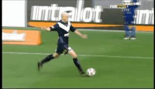 足球搞笑GIF（3）：老兄，你得关注点啊，几万人在看球赛呢