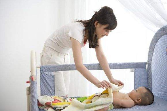 很多妈妈头痛的问题：宝宝晚上睡觉踢被子怎么办？
