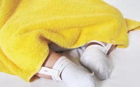 很多妈妈头痛的问题：宝宝晚上睡觉踢被子怎么办？