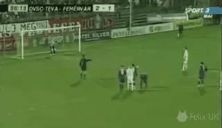 足球搞笑GIF（3）：老兄，你得关注点啊，几万人在看球赛呢