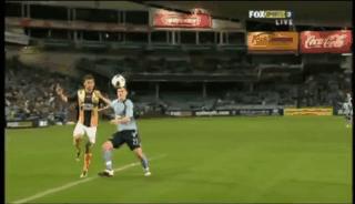 足球搞笑GIF（3）：老兄，你得关注点啊，几万人在看球赛呢