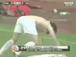 足球搞笑GIF（3）：老兄，你得关注点啊，几万人在看球赛呢