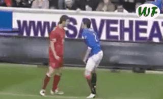 足球搞笑GIF（3）：老兄，你得关注点啊，几万人在看球赛呢