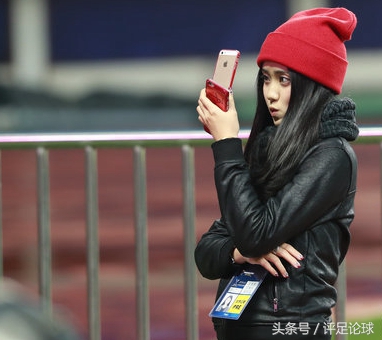 世预赛中韩对决今晚开战赛前美女记者场内嘟嘴卖萌自拍