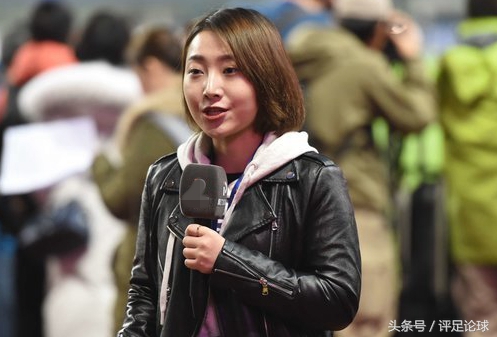 世预赛中韩对决今晚开战赛前美女记者场内嘟嘴卖萌自拍