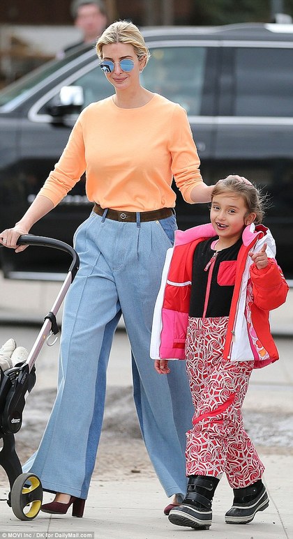 恶毒美媒体抓住伊凡卡川普的大屁股说事，怪只怪4千块的牛仔宽裤