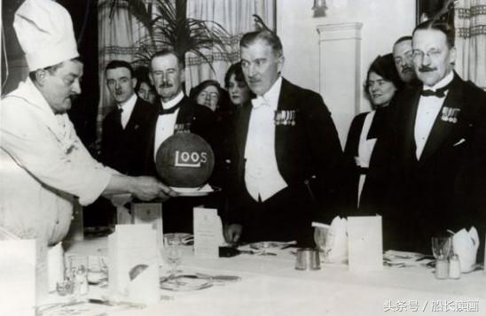 炮火中的足球和女画家