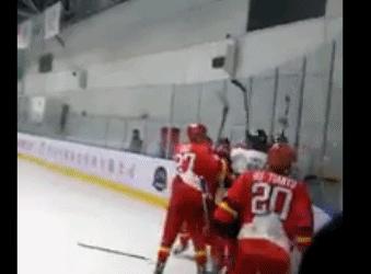 中国冰球队员打韩国队员后续,中国冰球队揍对手