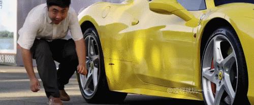 姑娘，别再抬脚了，整个车厢都弥漫着你臭袜子的味道