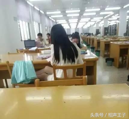 姑娘，别再抬脚了，整个车厢都弥漫着你臭袜子的味道