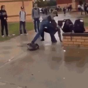 上课时我不顾老师的呼喊跑出去，接了一盆水全部泼在了同桌的身上