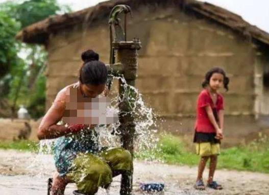 揭秘农村洗澡条件简陋，容易发生惨剧