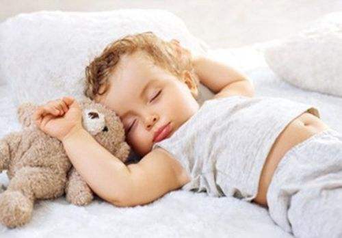 很多妈妈头痛的问题：宝宝晚上睡觉踢被子怎么办？