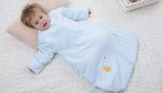 很多妈妈头痛的问题：宝宝晚上睡觉踢被子怎么办？