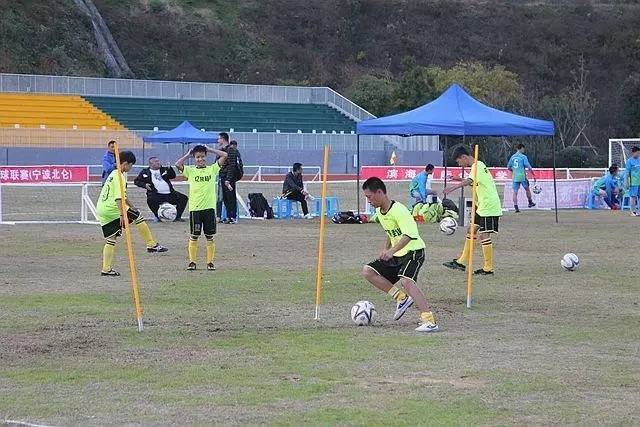 体育中考足球运球绕杆评分标准,关注中考政策从哪里看