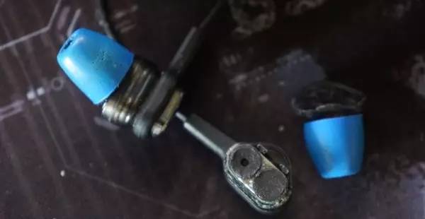 X宝X鱼的散装正品价格低，你可能买到是假耳机！