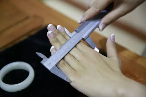 怎样买大小合适的手镯,怎么测量买手镯尺寸