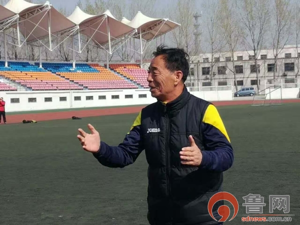 花开烂漫市中校园足球春色浓