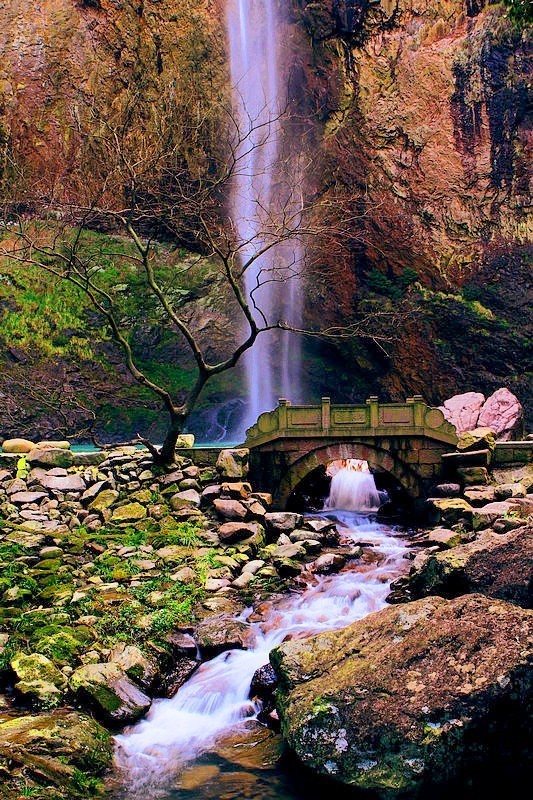 浙里有座藏在大山里的小香港，低调得让人心疼，高铁2h即达！