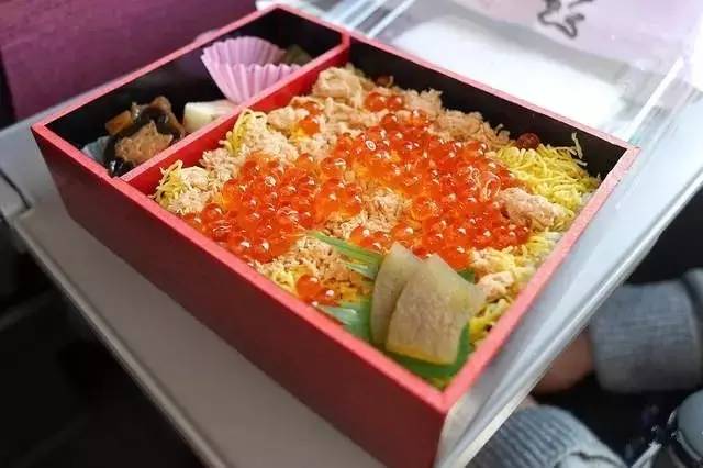 看了日本的火车餐食，你可能感觉吃了假的高铁盒饭
