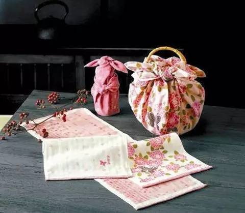 英国女王背双肩包,英国女王专宠乔治王子