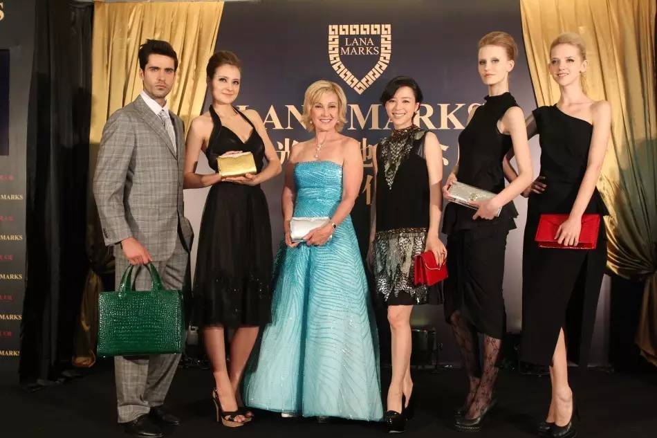 英国女王背双肩包,英国女王专宠乔治王子