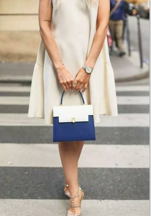 英国女王背双肩包,英国女王专宠乔治王子