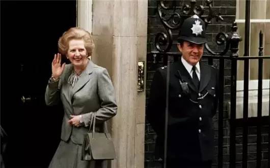 英国女王背双肩包,英国女王专宠乔治王子