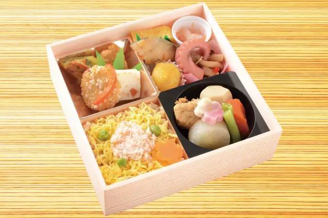 看了日本的火车餐食，你可能感觉吃了假的高铁盒饭