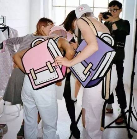 有态度｜谁说双肩包就是年轻人的专利，明明是谁背谁都美啊！