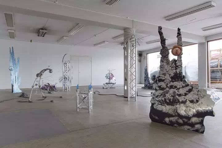 在山的那边海的那边有一群小红狗,在山的那边海的那边有一个蓝精灵