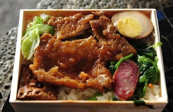 看了日本的火车餐食，你可能感觉吃了假的高铁盒饭