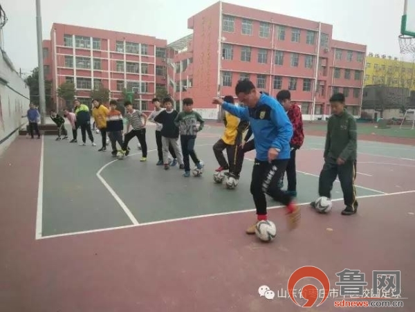 花开烂漫市中校园足球春色浓