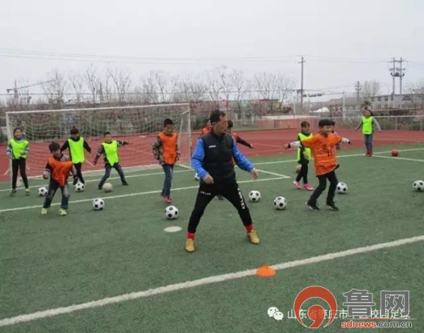 花开烂漫市中校园足球春色浓