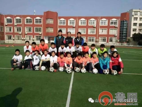 花开烂漫市中校园足球春色浓