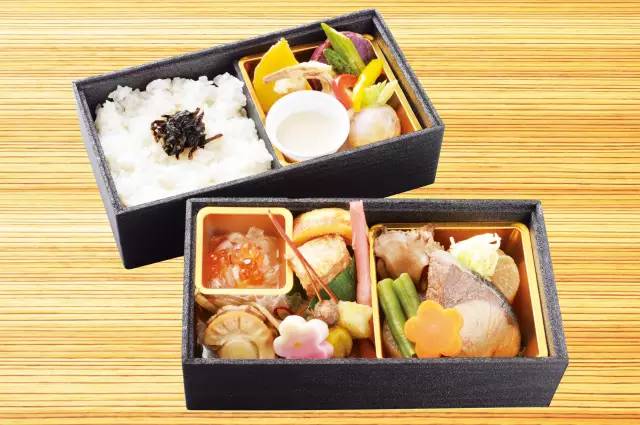 看了日本的火车餐食，你可能感觉吃了假的高铁盒饭