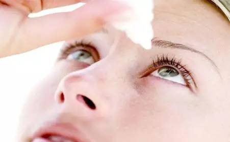 年轻姑娘日本疯狂代购的眼药水，配方竟然很危险！东莞有人滴成青光眼