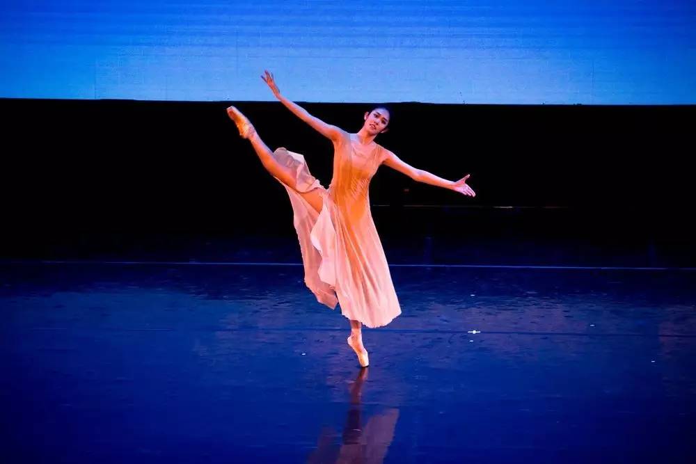 浪漫三月请你来舞蹈完整版,浪漫三月桃花红形体舞