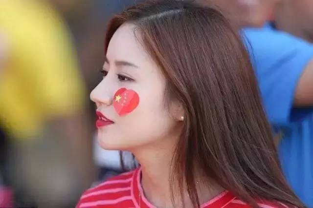 国足1比0战胜韩国中国球迷反应,国足7比0战胜球迷