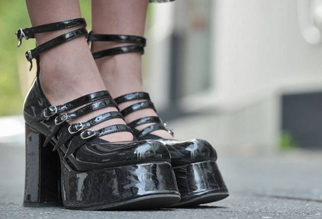 同事看到我就哈哈大笑,同事问我为什么对着屏幕发呆