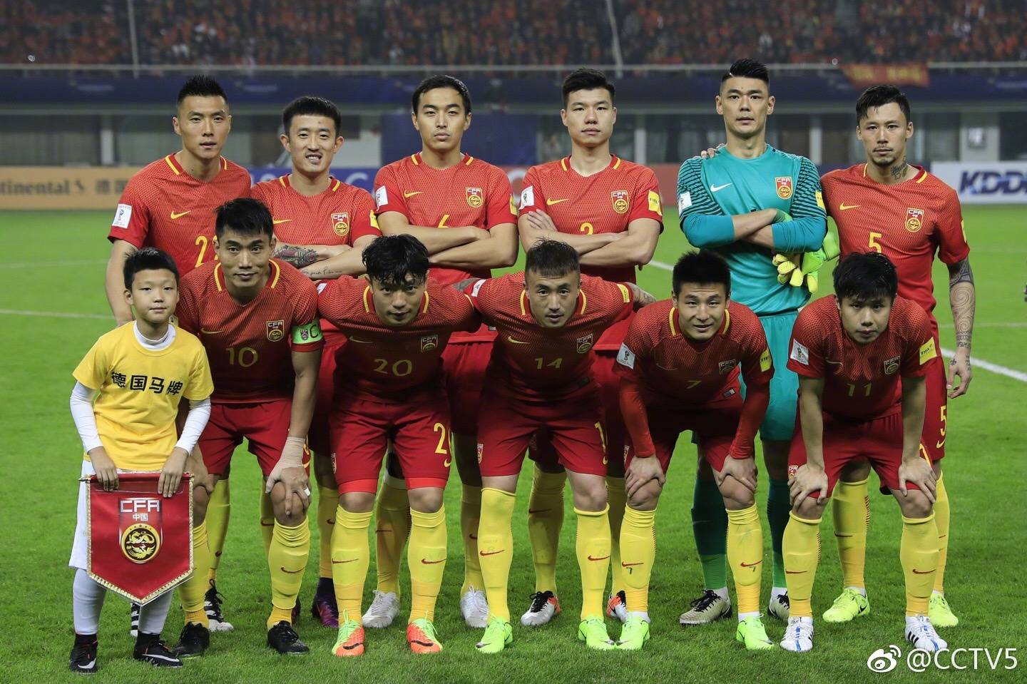 国足1比0战胜韩国中国球迷反应,国足7比0战胜球迷