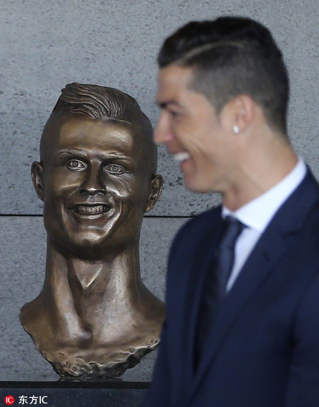 c罗蜡像在纽约时代广场揭幕,c罗雕像蜡像效果图