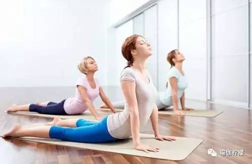 练完瑜伽浑身热脚冰凉怎么回事,做瑜伽时手脚出汗厉害啥原因