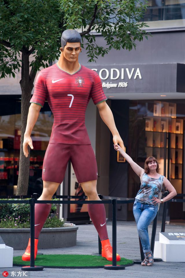 c罗蜡像在纽约时代广场揭幕,c罗雕像蜡像效果图