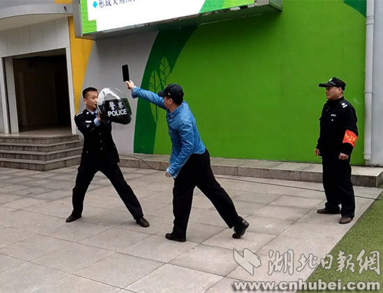 学校防暴演练学生拿刀砍人,小学砍人演练