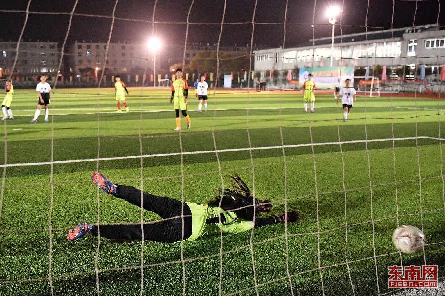 “铿锵玫瑰”驰骋绿茵场